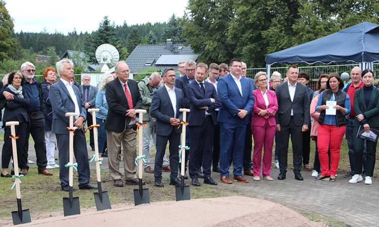 Foto Gründer bei erster Spantenstich Erwieterungsbau
