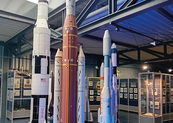 Foto: Preskonferenz im Ausstellungsraum bei Trägerraketen Modelle